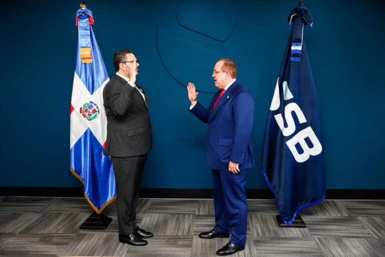 Ministro Magín Díaz juramenta a Enmanuel Cedeño Brea como superintendente de Bancos