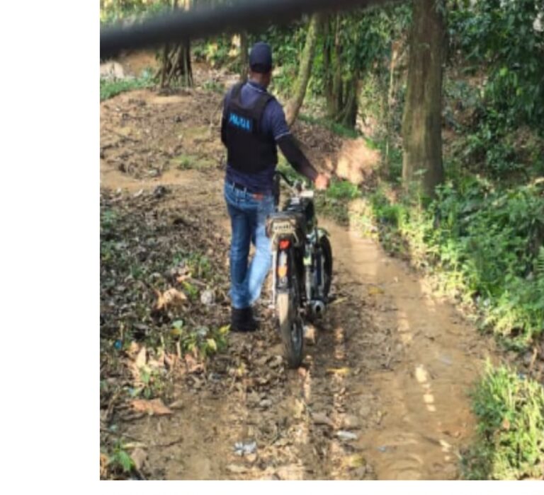 DINTEL y Policía Preventiva ocupan drogas, motocicleta y máquinas tragamonedas en Monte Plata
