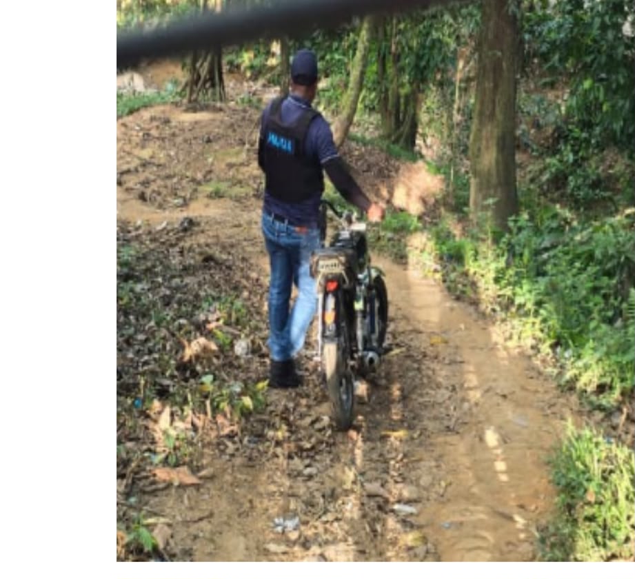 DINTEL y Policía Preventiva ocupan drogas, motocicleta y máquinas tragamonedas en Monte Plata