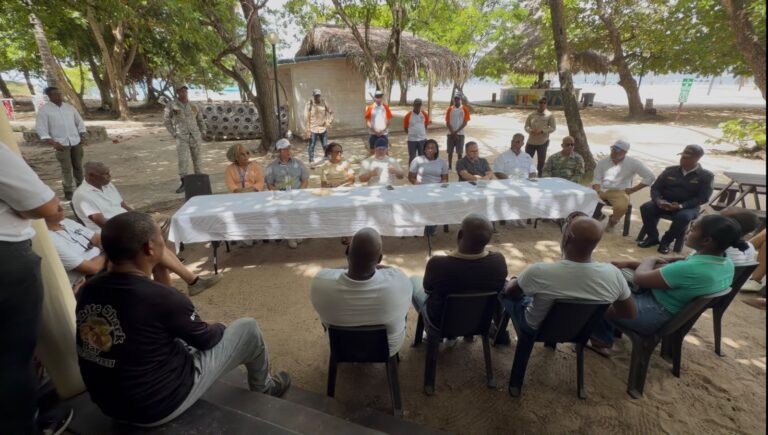 Alejandro Campos anuncia inicio de reparación del muelle de Cayo Levantado tras reunirse con sectores de Samaná