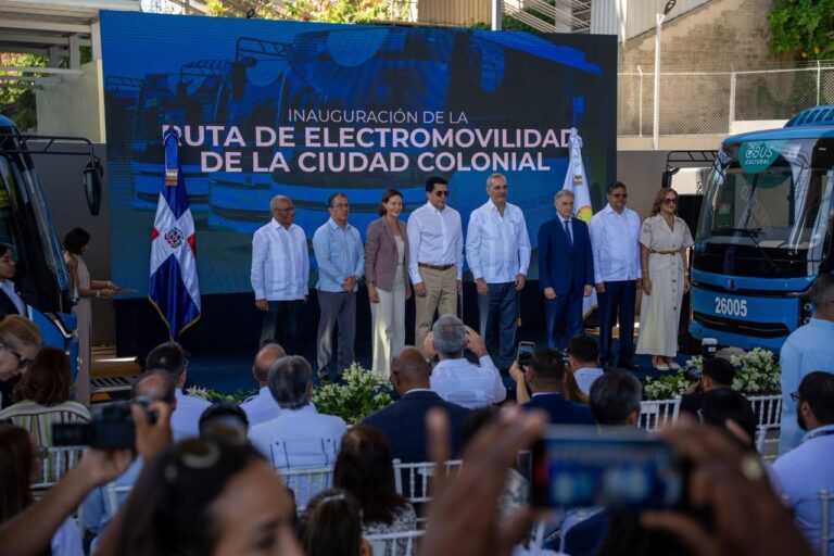 Abinader y ministro Collado inauguran la Ruta de Electromovilidad en Ciudad Colonial