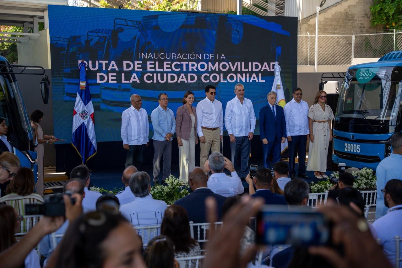 Abinader y ministro Collado inauguran la Ruta de Electromovilidad en Ciudad Colonial
