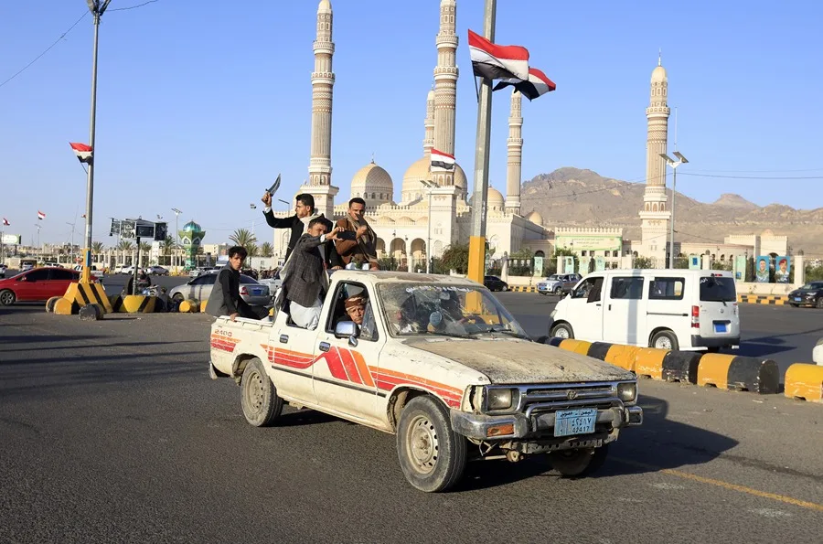 Los combates se intensifican en Yemen cerca del estratégico estrecho de Bab el Mandeb