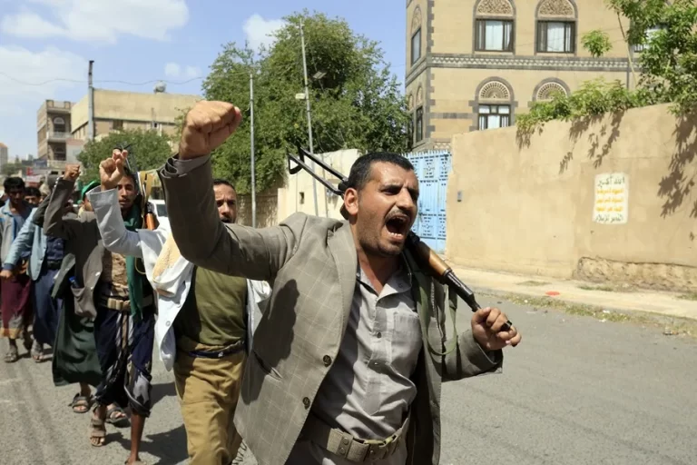 Las fuerzas rebeldes hutíes, aliadas de Irán, avanzan por la costa yemení hasta la estratégica isla de Mayun, en el mar Rojo