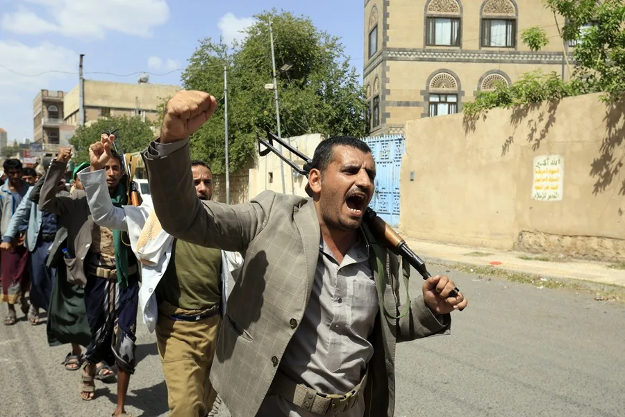 Las fuerzas rebeldes hutíes, aliadas de Irán, avanzan por la costa yemení hasta la estratégica isla de Mayun, en el mar Rojo