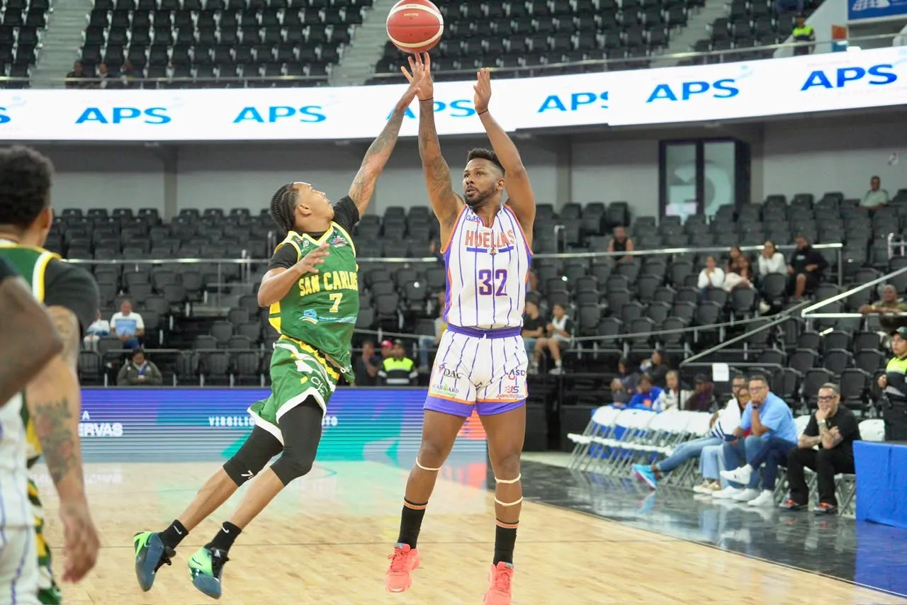 El conjunto Huellas del Siglo consiguió su primera victoria en el Torneo de Baloncesto Superior del Distrito luego de vecer a San Carlos