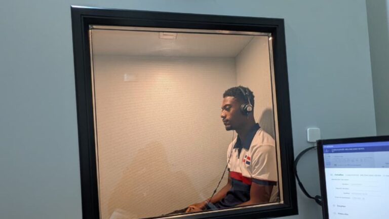 Atleta dominicano Christopher Melenciano recibe auxiliares auditivos de la mano de Audioprotésica