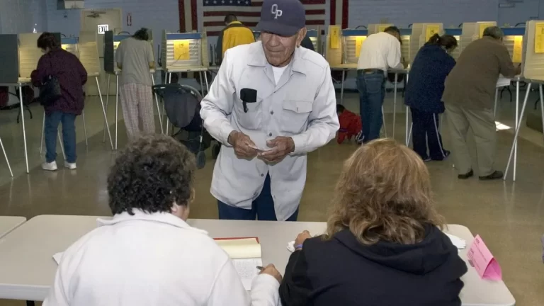 Un 38 % de los votantes latinos en EE.UU. está indeciso y el 52 % de ellos prevé daños económicos por Trump