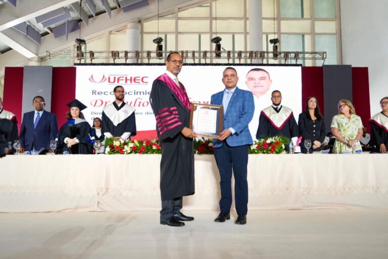 UFHEC reconoce al director del SNS durante su XLIX Graduación Ordinaria