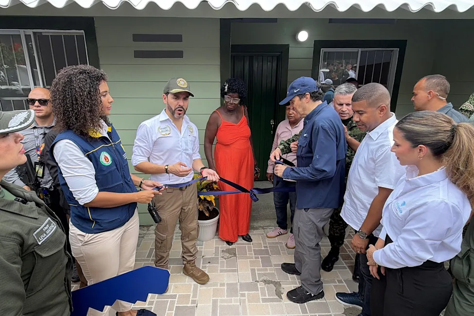 Colombia entrega primeras viviendas a familias afectadas por el terremoto