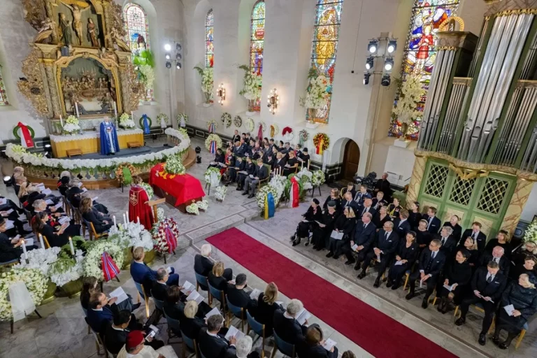 El cortejo fúnebre con el ataúd del rey Harald V de Noruega inicia su recorrido hasta la catedral de Oslo