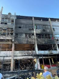 Incendio afecta 12 apartamentos y 8 locales comerciales frente a UASD