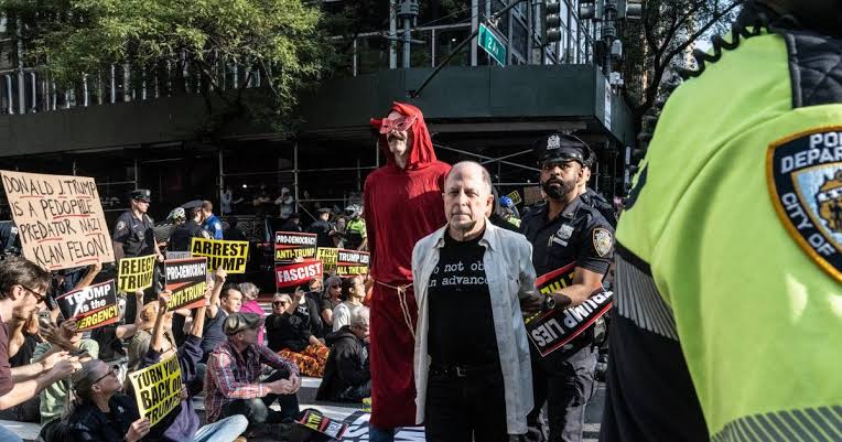 Manifestantes protestan frente a la ONU contra el presidente Donald Trump durante la Asamblea General