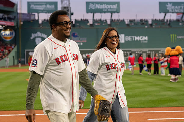 Pedro y Carolina Martínez son homenajeados por su labor social en la Noche de la Herencia Hispana de Fenway Park