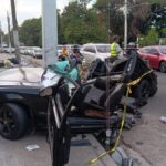 Trágico accidente en Santiago: mujer fallece y conductor resulta gravemente herido tras colisión de Honda Civic contra poste eléctrico