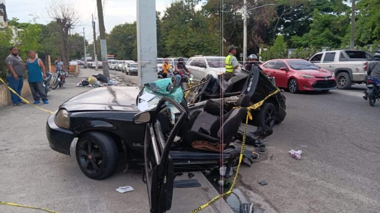 Trágico accidente en Santiago: mujer fallece y conductor resulta gravemente herido tras colisión de Honda Civic contra poste eléctrico