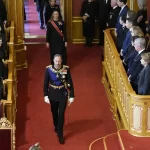 El rey Haakon VIII jura la Constitución ante el Parlamento noruego