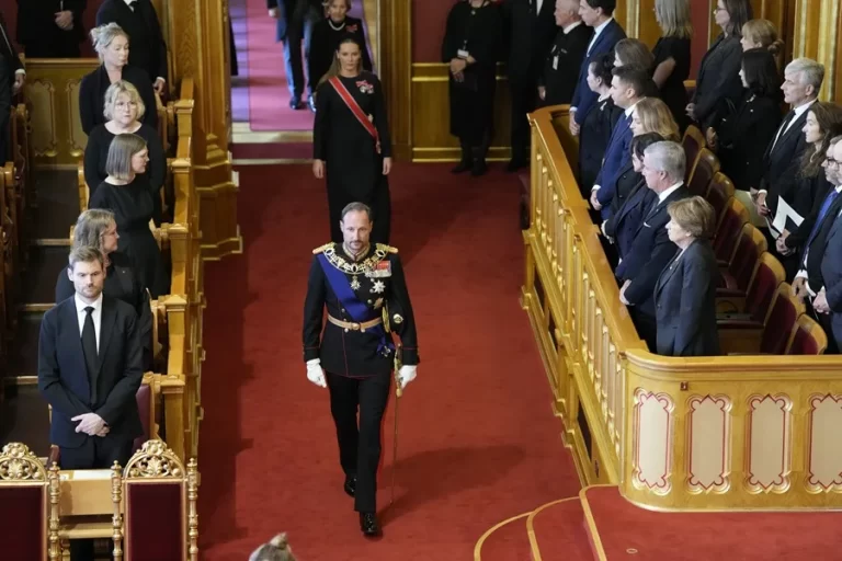 El rey Haakon VIII jura la Constitución ante el Parlamento noruego