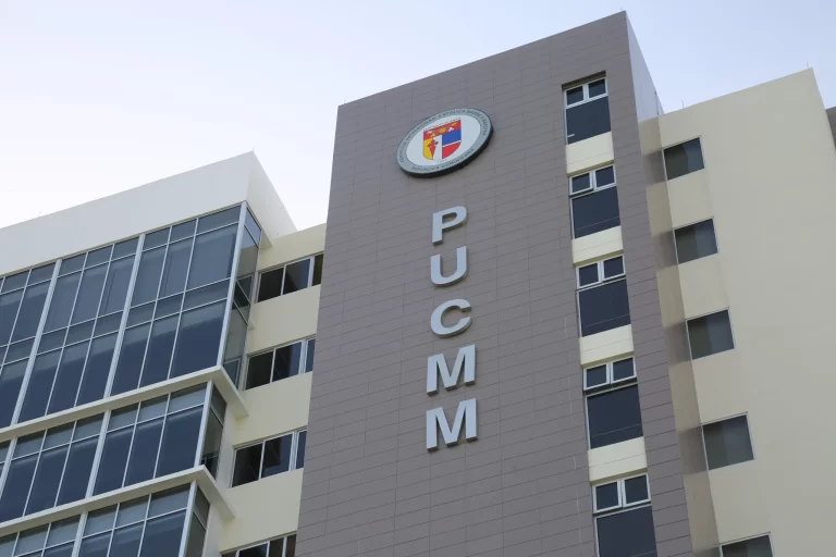 PUCMM gradúa 953 profesionales y demanda cambio educativo por encima de ciclos políticos