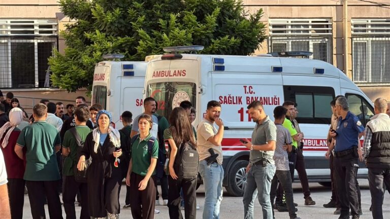 Once estudiantes heridos, dos de gravedad, tras tiroteo frente a colegio en Turquía