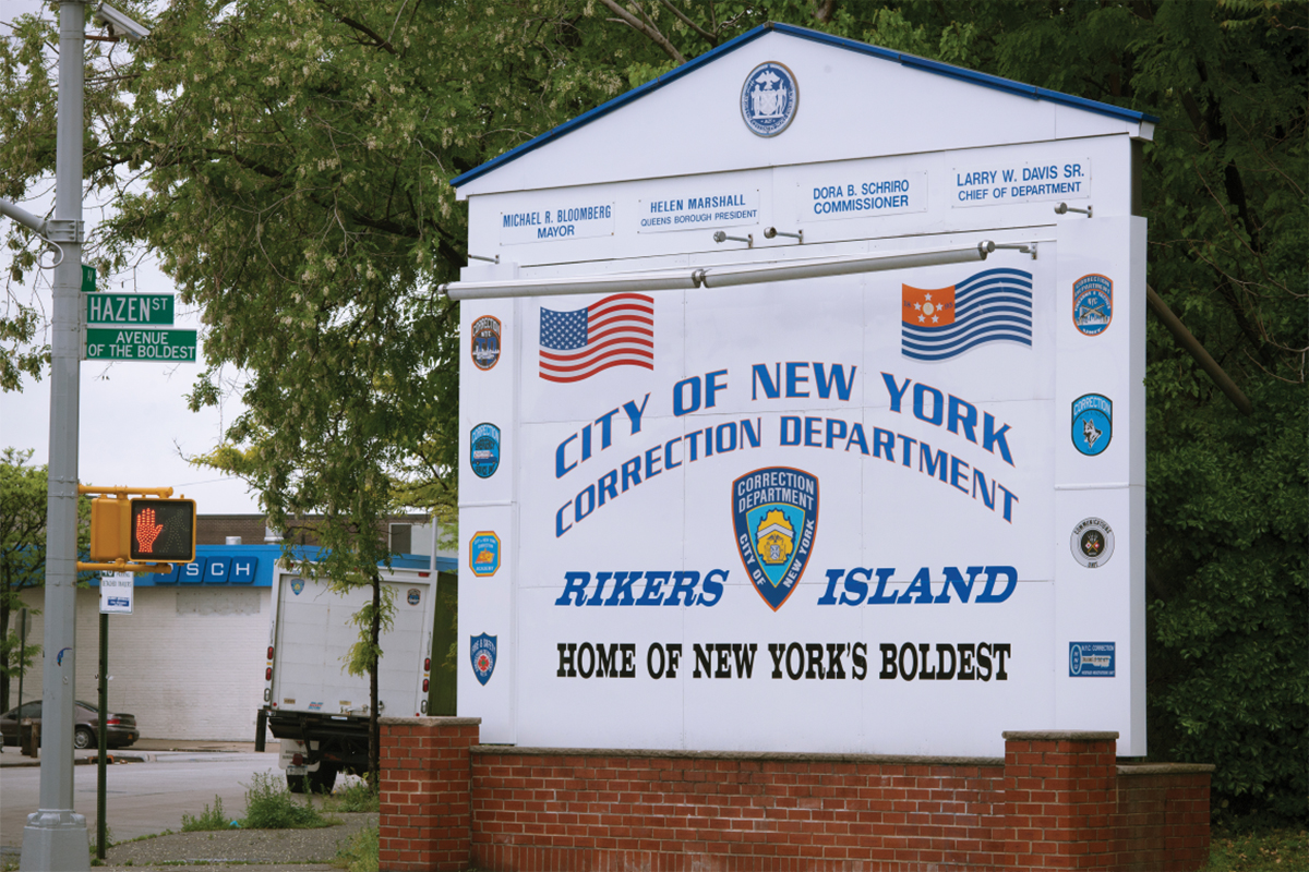 Mujer demanda a centro penitenciario de Rikers Island por esposarla estando embarazada