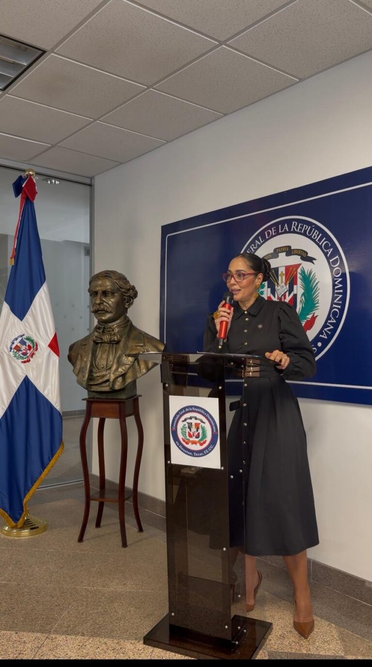 Consulado dominicano en Houston recibe busto de Juan Pablo Duarte