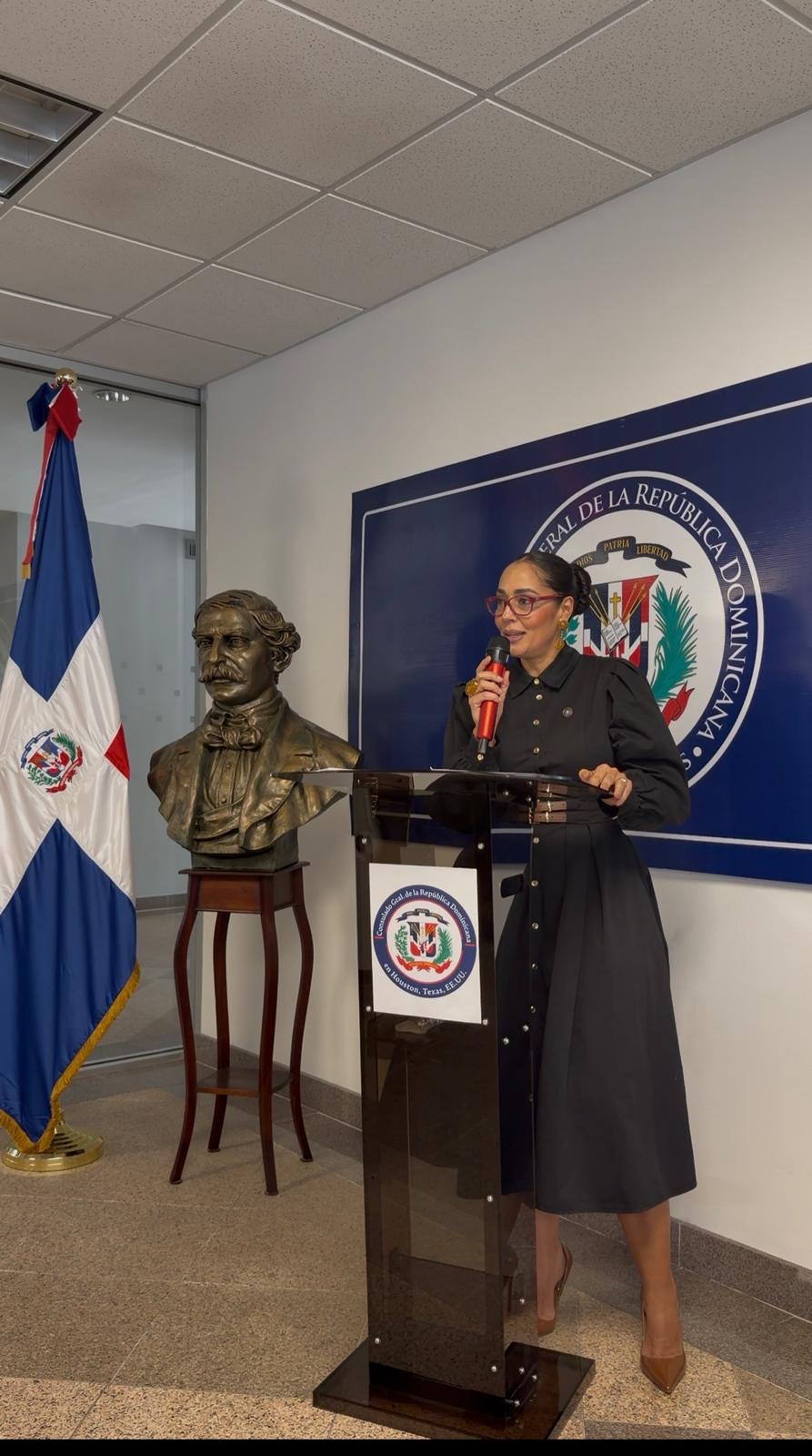 Consulado dominicano en Houston recibe busto de Juan Pablo Duarte