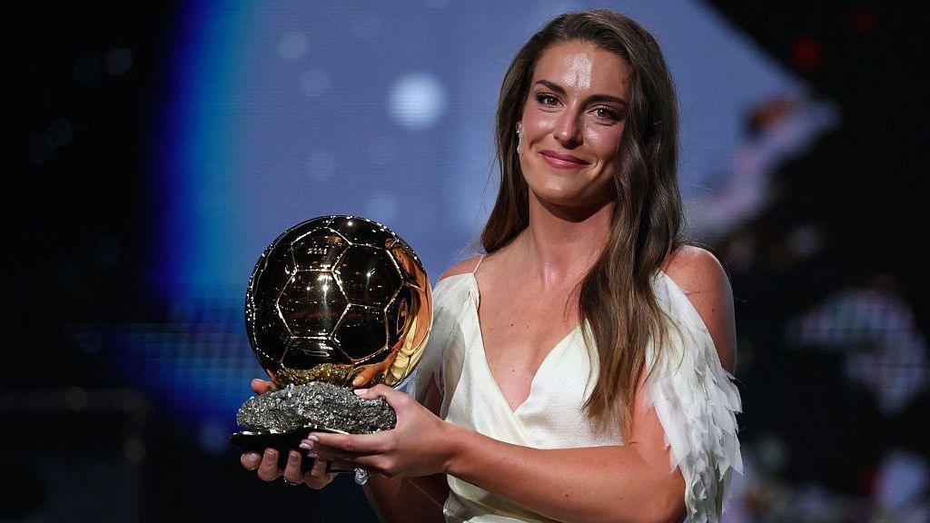 La española Alexia Putellas, jugadora del London City Lionesses gano el lunes su tercer premio Balon de Oro