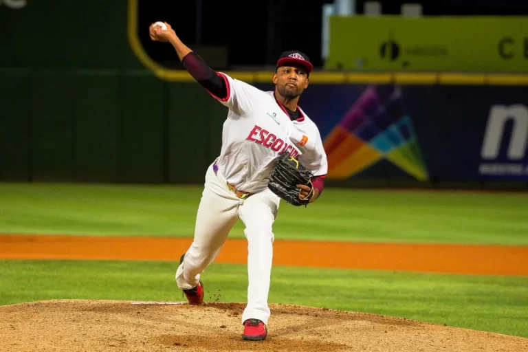 Los Leones del Escogido consiguieron su primera victoria de la temporada tras derrotar a las Estrellas Orientales en el estadio Estadio Quisqueya Juan Marichal
