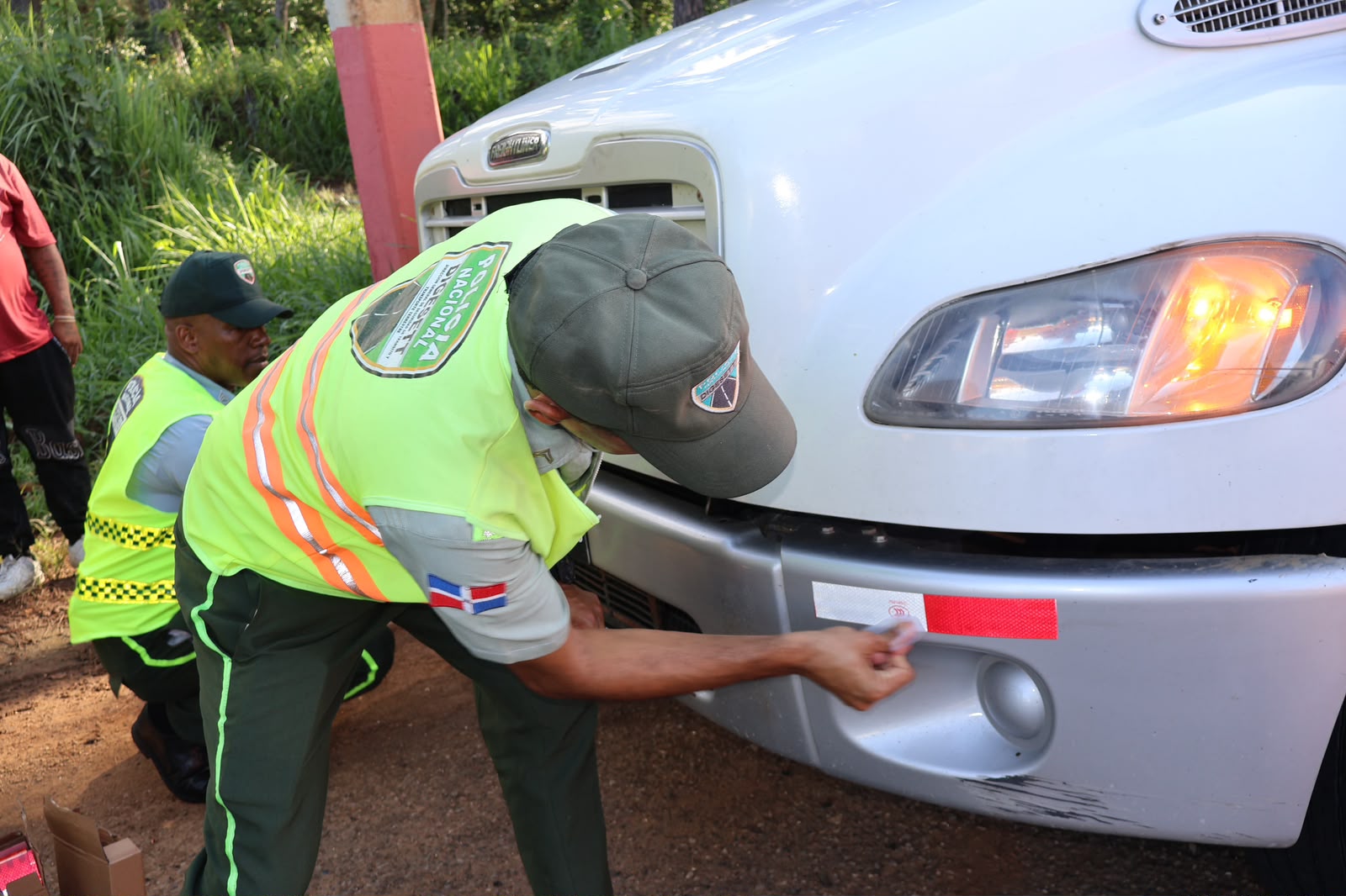DIGESETT coloca cintas reflectivas a 100 vehículos pesados en La Cumbre para fortalecer la seguridad vial