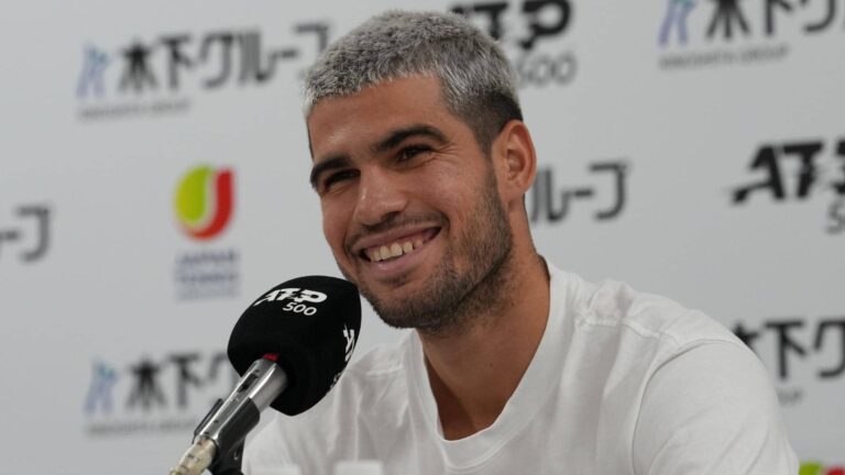 El tenista español Carlos Alcaraz aseguró durante una rueda de prensa que su muñeca derecha está muy mejor y se mostró confiado de ganar en Tokio