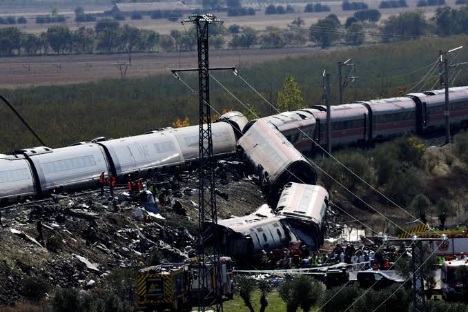 Se elevan a 68 las víctimas por choque de trenes en España, incluida una exministra de Trabajo