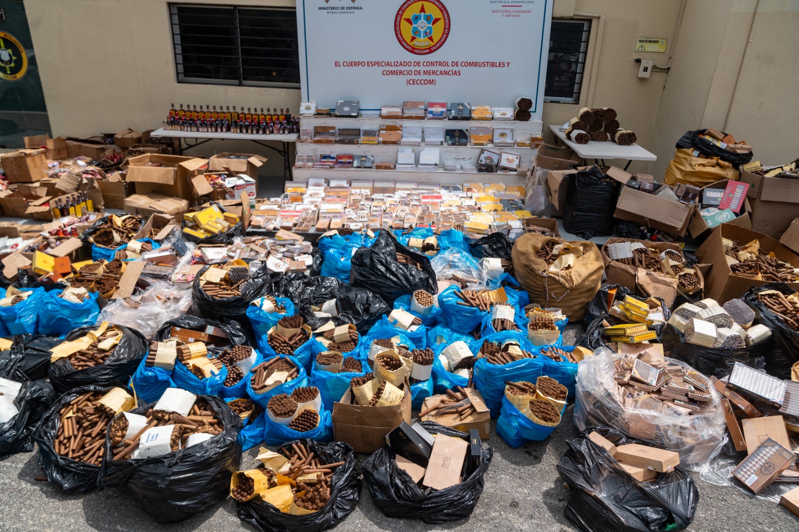 MICM y CECCOM decomisan puros y bebidas por más de RD$40 millones