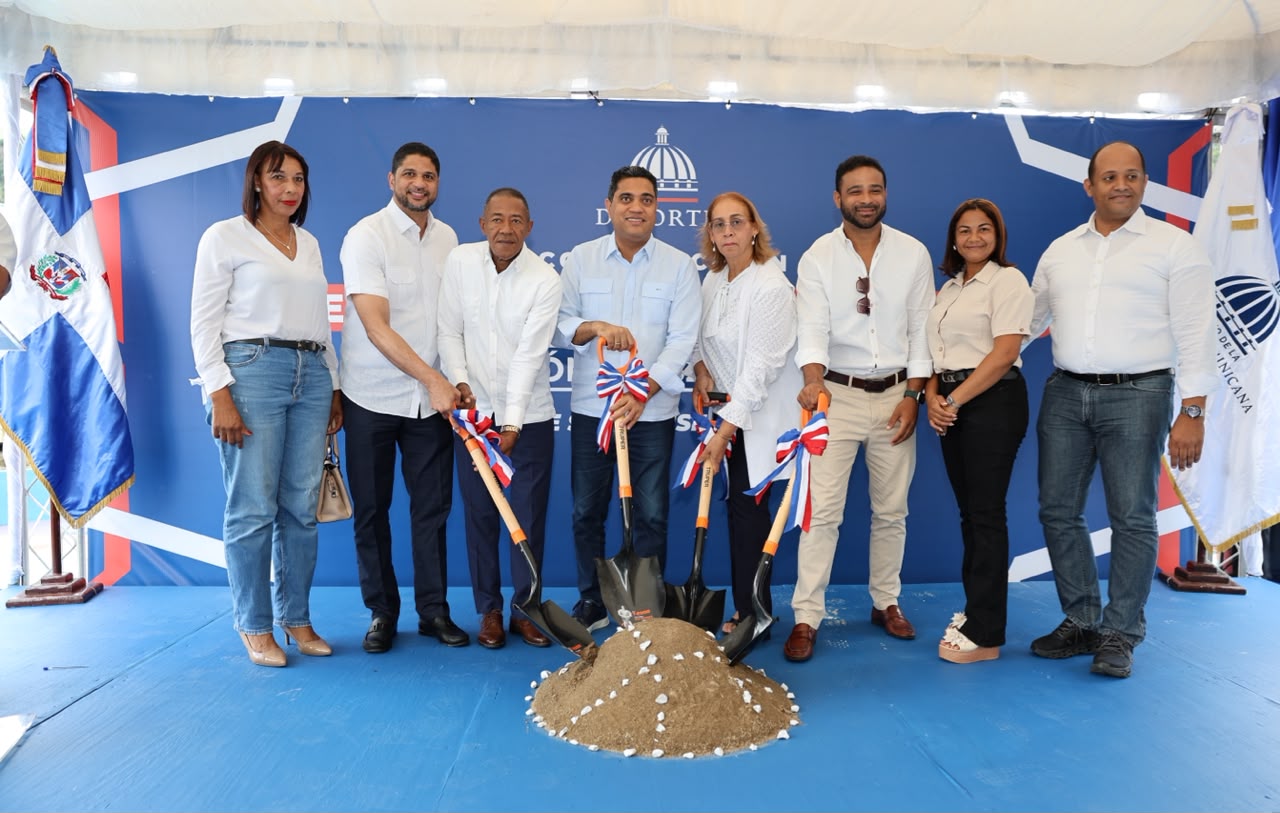 El ministro de Deportes, Kelvin Cruz, inició el jueves la construcción de un multiuso en el municipio de Los Cacaos, provincia San Cristóbal