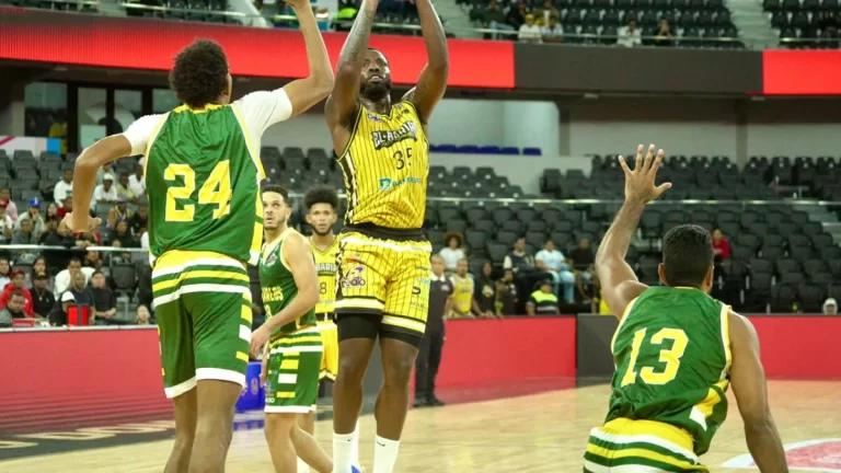 El club Rafael Barias derrotó y eliminó del presente Torneo de Baloncesto Superior del Distrito Nacional al conjunto de San Carlos