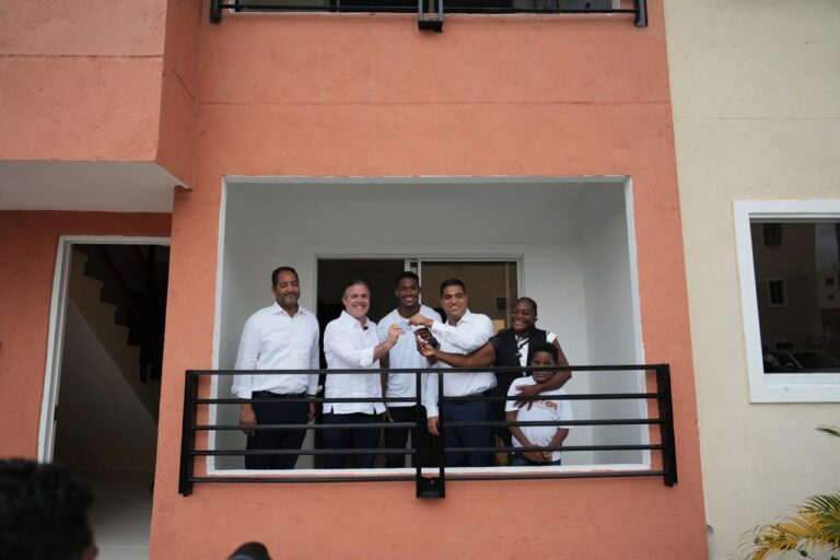 El ministro de Vivienda y Edificaciones, Jean Luis Rodríguez y el ministro de Deportes, Kelvin Cruz entregaron una vivienda al atleta Christopher Melenciano