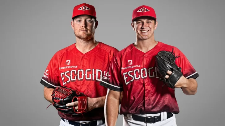 Los Leones del Escogido anunciaron la contratación de los lanzadores Derek West y Kelly Austin para la temporada 2026-27 del béisbol dominicano