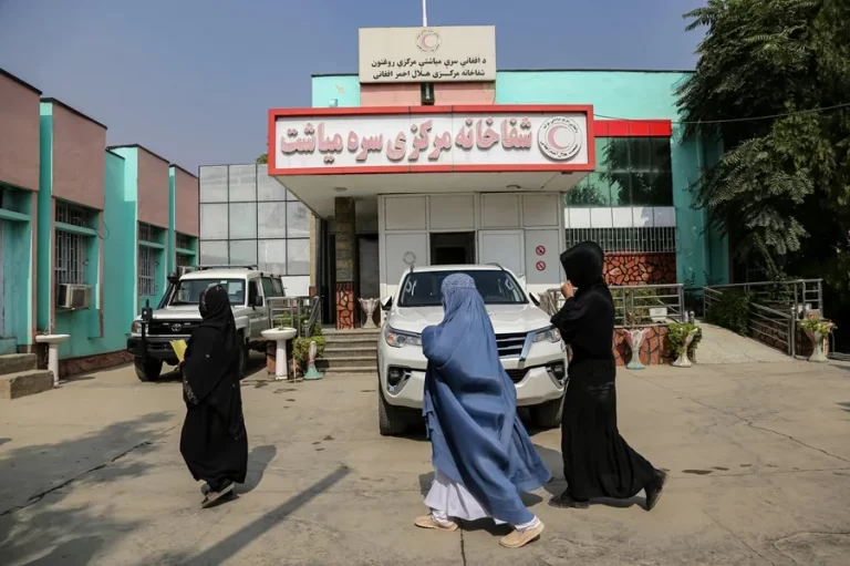 Médicos denuncian que los talibanes prohíben los trasplantes de córnea al considerar que son contrarios a la ley islámica