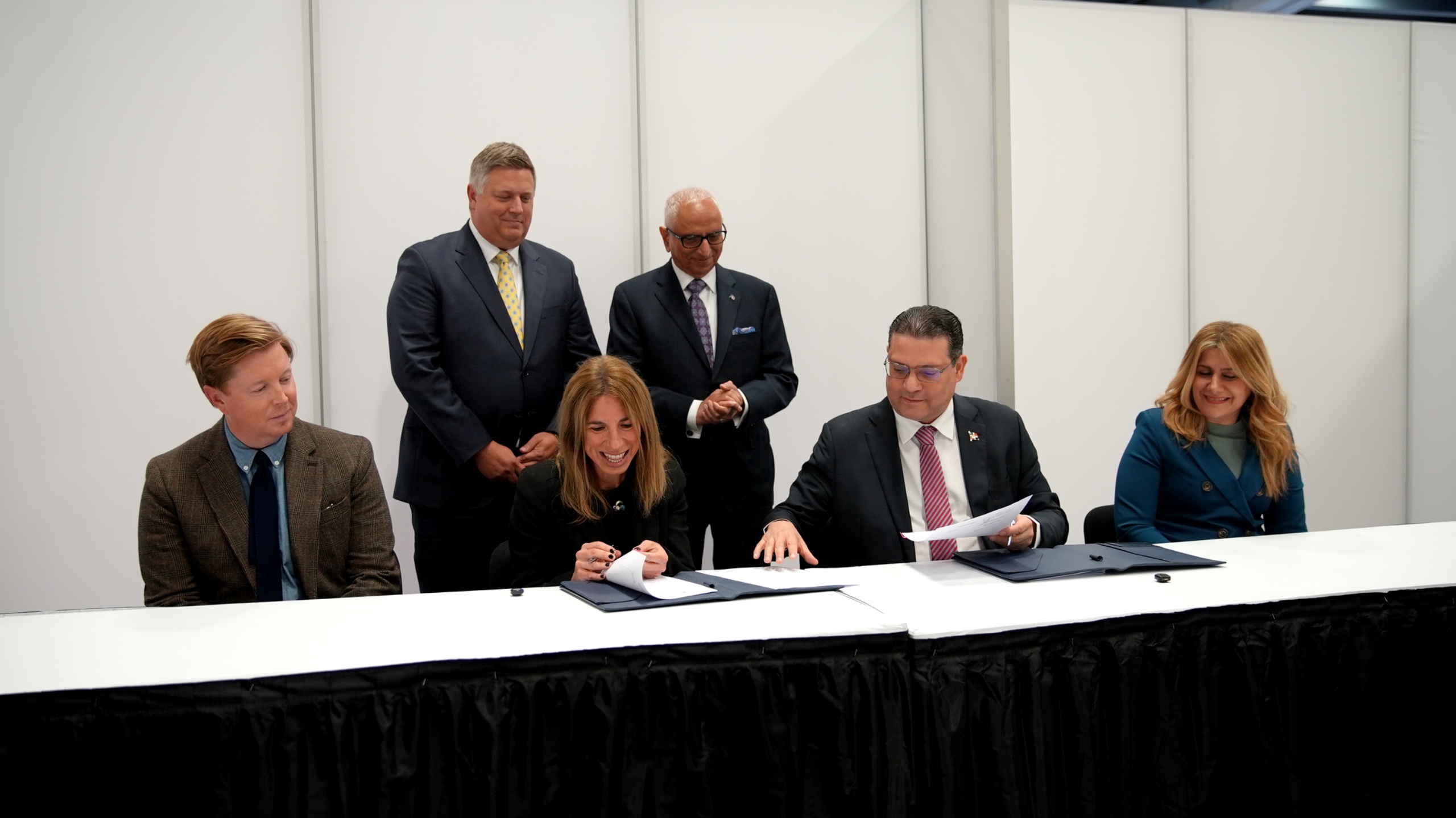 Sanz Lovatón firma alianza en SEMICON West para impulsar semiconductores en RD