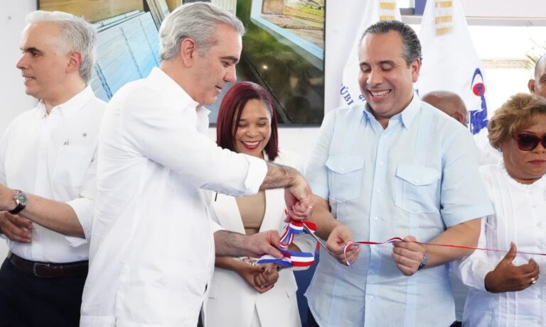 El presidente Luis Abinader inauguró el techado del Instituto Tecnológico Fabio Amable Mota, obra que impacta a más de 900 estudiantes