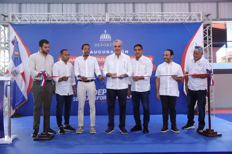 El presidente Luis Abinader y el ministro de Deportes, Kelvin Cruz, entregaron el techado del Club Deportivo y Cultural Los Restauradores, en el Distrito Nacional