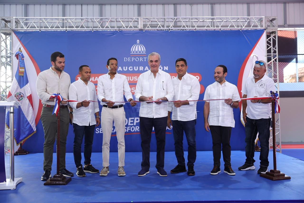 El presidente Luis Abinader y el ministro de Deportes, Kelvin Cruz, entregaron el techado del Club Deportivo y Cultural Los Restauradores, en el Distrito Nacional