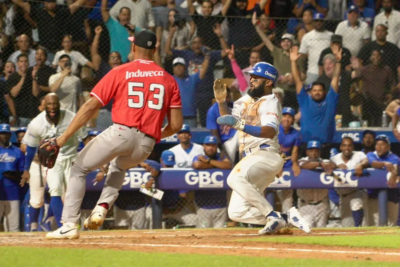 Con un corrido agresivo del veterano Emilio Bonifacio los Tigres del Licey derrotaron por segunda ocasión en la presente temporada a los Leones del Escogido