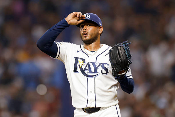 Con el buen pitcheo del dominicano Freddy Peralta Tampa Bay derrotó a Cleveland y empató la serie de Campeonato de la Liga Nacional a una victoria por bando