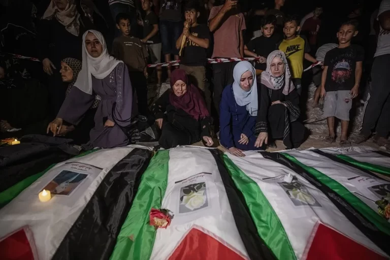 Entierran a 105 gazatíes muertos en un bombardeo israelí contra sus viviendas en 2023