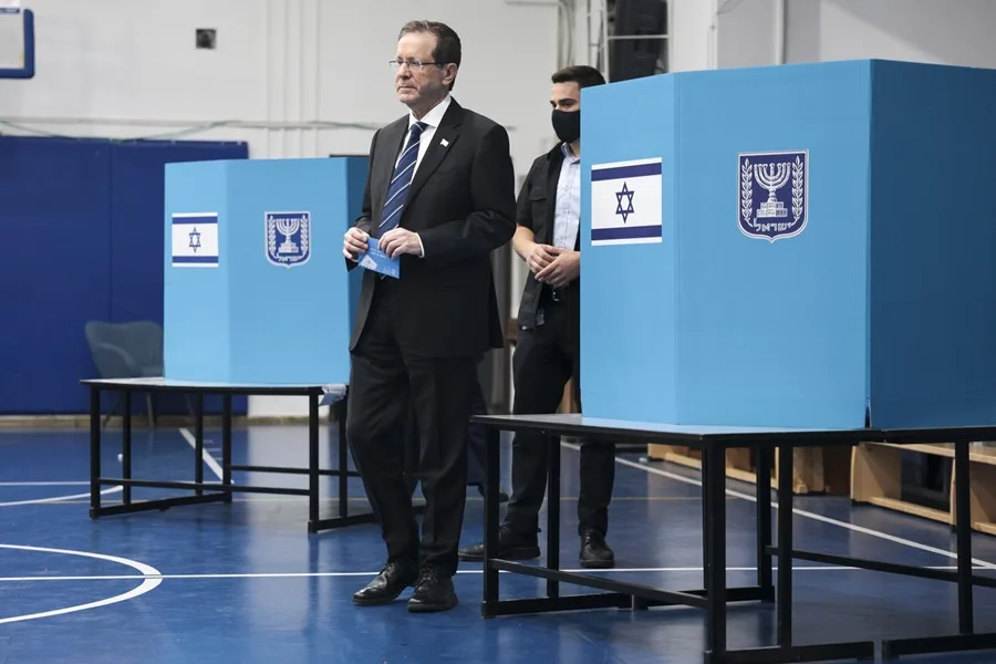 Herzog pide evitar nuevas elecciones en Israel tras comicios sin mayoría parlamentaria