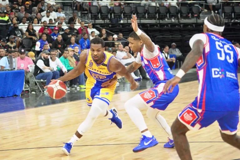 El club Mauricio Báez pasó a ocupar el primer lugar del grupo A del Torneo de Baloncesto Superior del Distrito luego de superar al San Lázaro