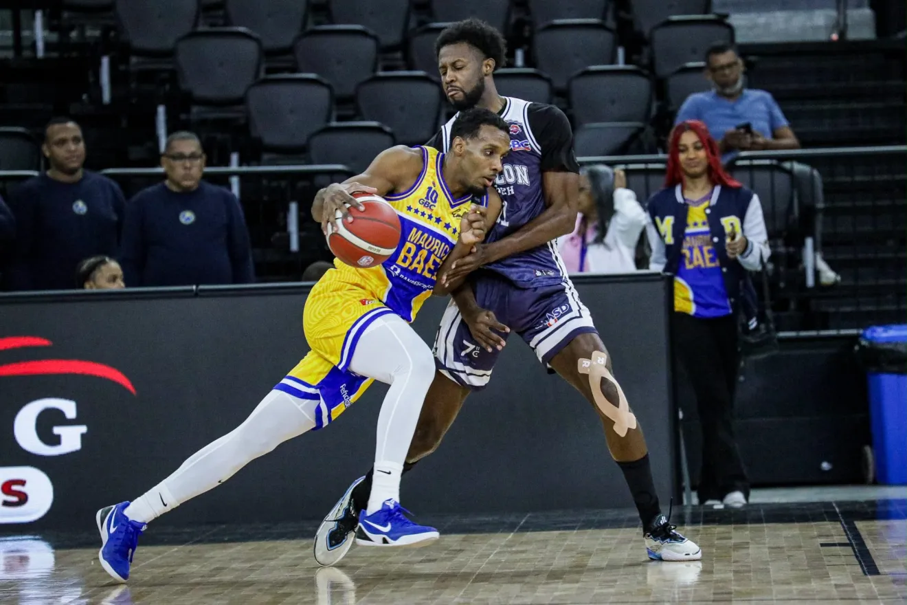 El club Mauricio Báez derrotó y eliminó al conjunto del Millón del Torneo de Baloncesto Superior del Distrito Nacional