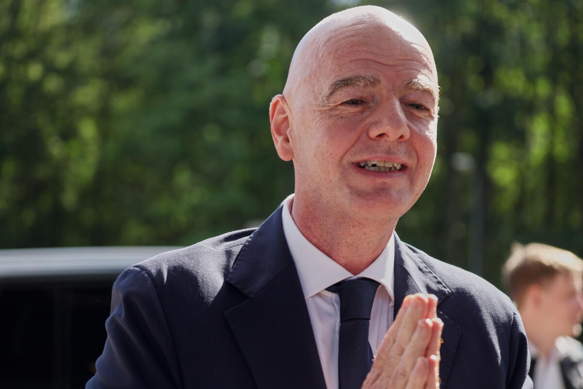 Gianni Infantino le pidió disculpas a sus críticos acérrimos por haber provocado un gran revuelo con su plan de inversión privada en el fútbol