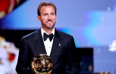 El delantero del Bayern de Múnich y de la selección inglesa Harry Kane se coronó en Londres con el premio Balón de Oro